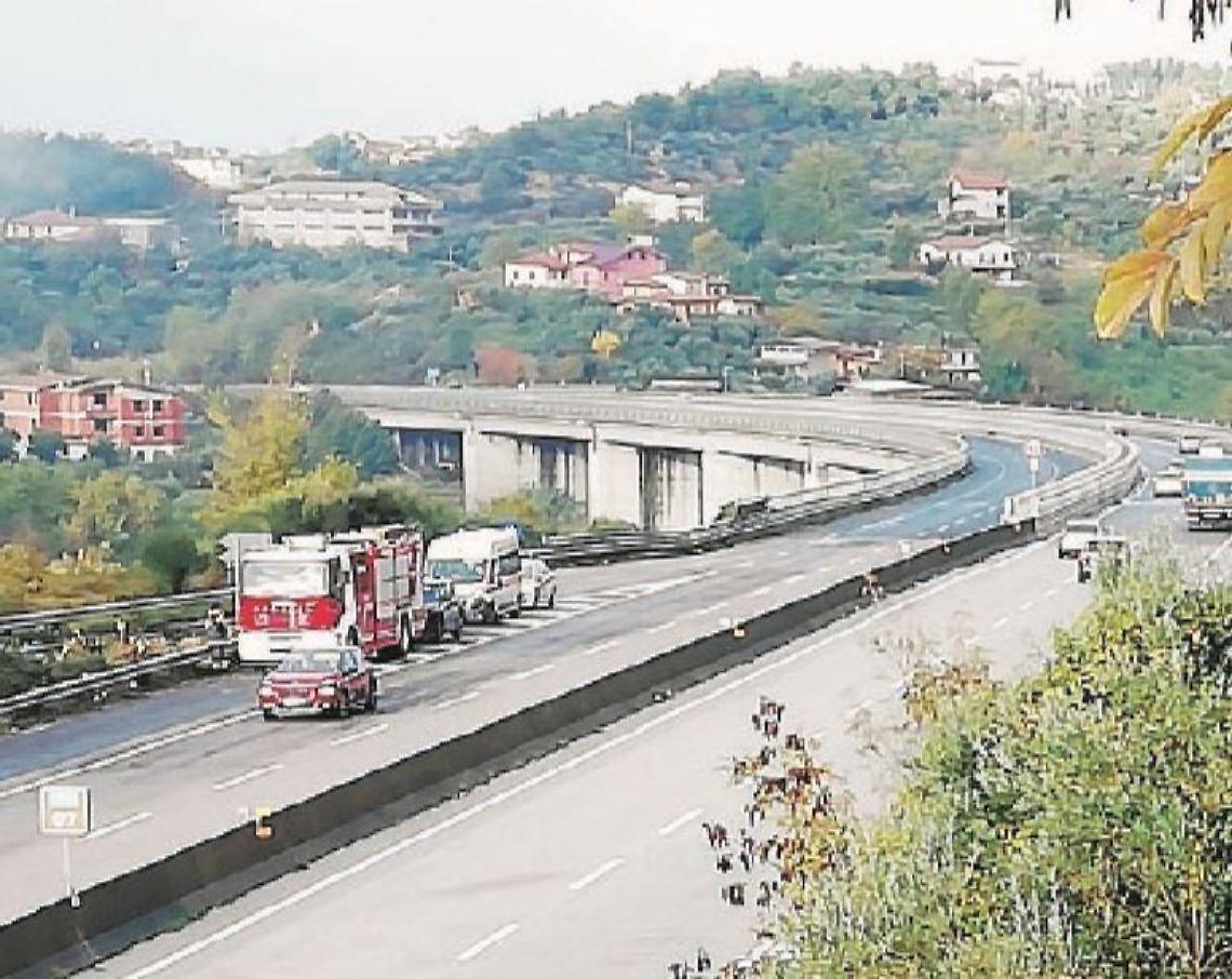 Litiga con la ragazza e va via di casa: ritrovato in un fosso sulla superstrada