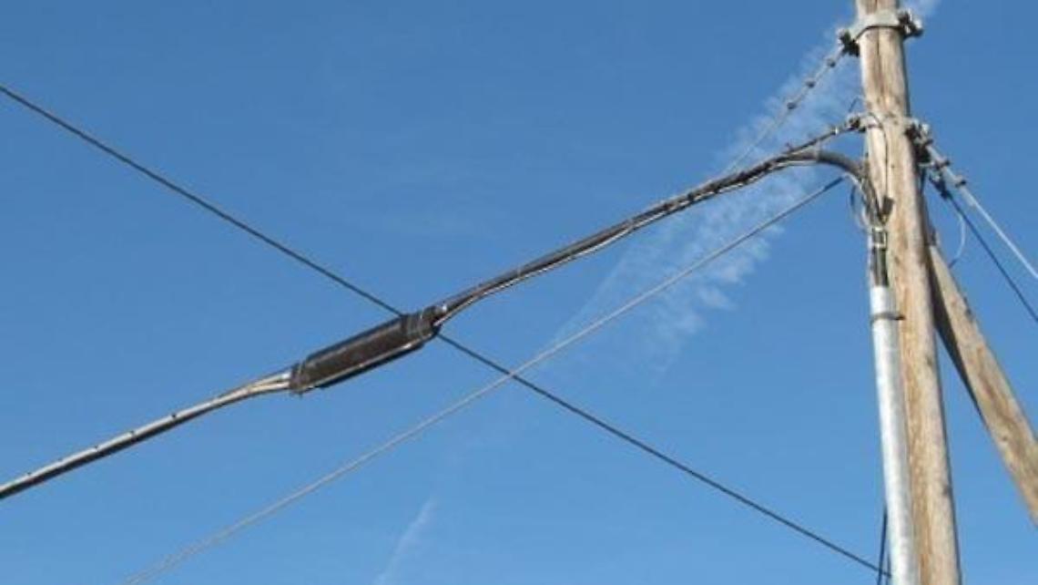 Senza linea telefonica e connessione internet da un mese: le famiglie insorgono