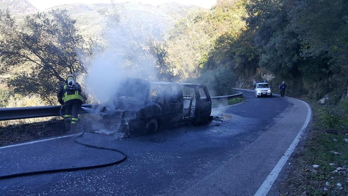 Auto in fiamme: un uomo scampa all'incendio per miracolo