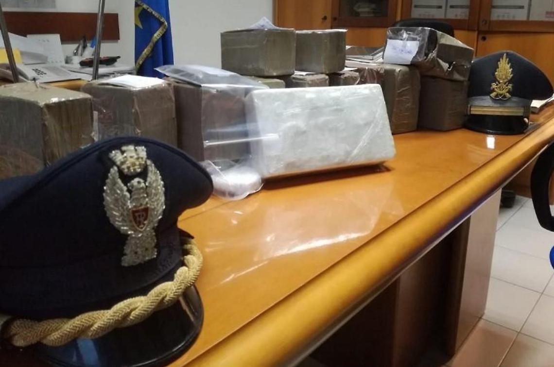 Coca e hashish all'ingrosso: giovane carrozziere trovato con 11 chili di droga