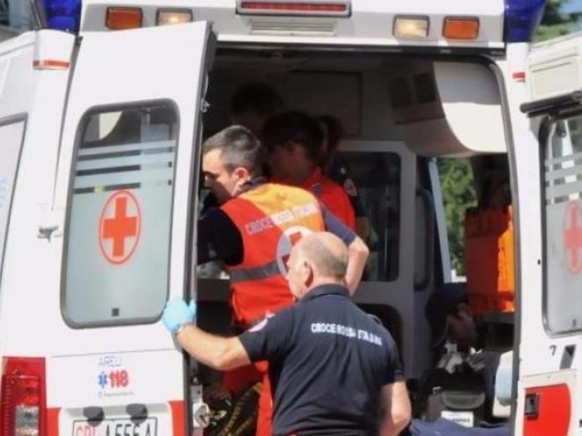 Si sente male in piscina e finisce sul fondo della vasca: giovane in ospedale