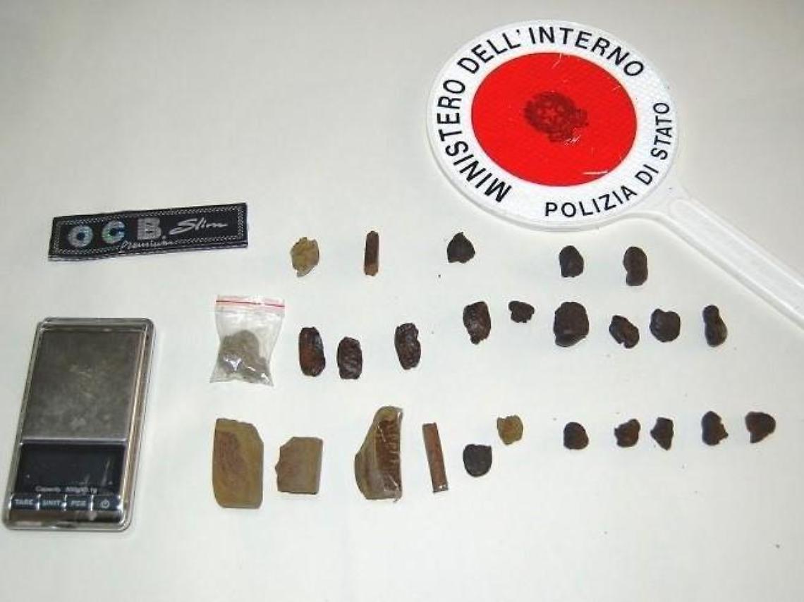 Droga nelle scuole: trovato hashish nei bagni e nei corridoi di alcuni istituti