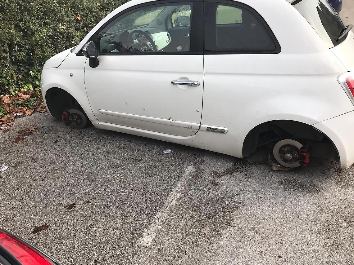 Ladri in azione: rubati gomme e cerchioni ad una vettura