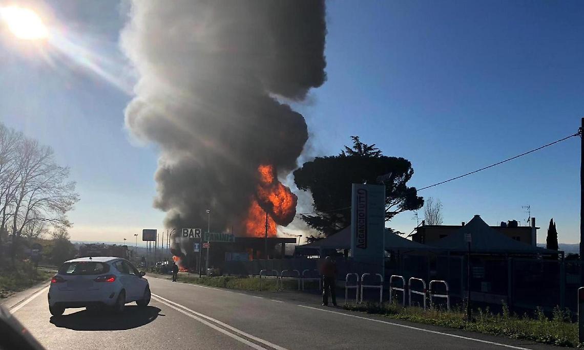 Esplosione Rieti, muore vigile del fuoco: i colleghi onorano Colasanti