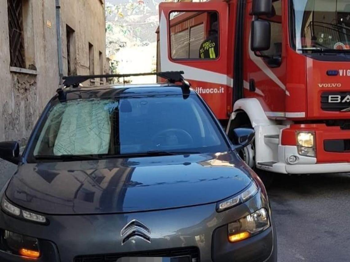 Scoppia una gomma, auto contro centralina del gas: paura in strada
