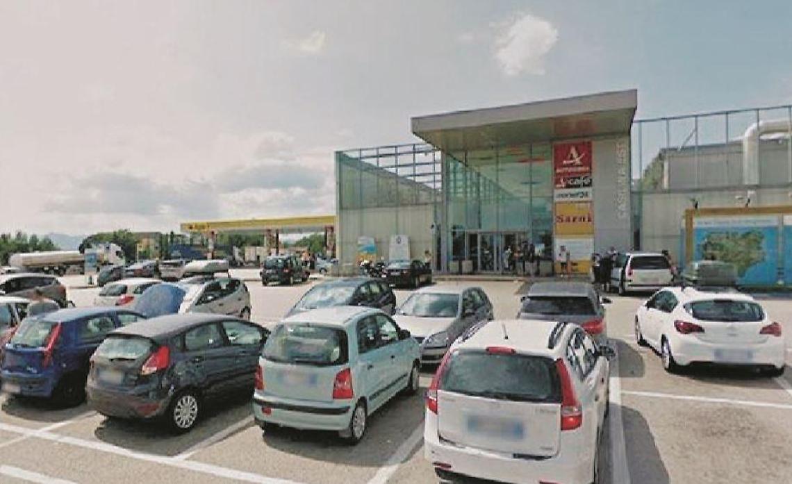 Autogrill, tifosi scatenati: distruggono tutto, botte al personale. Otto denunce