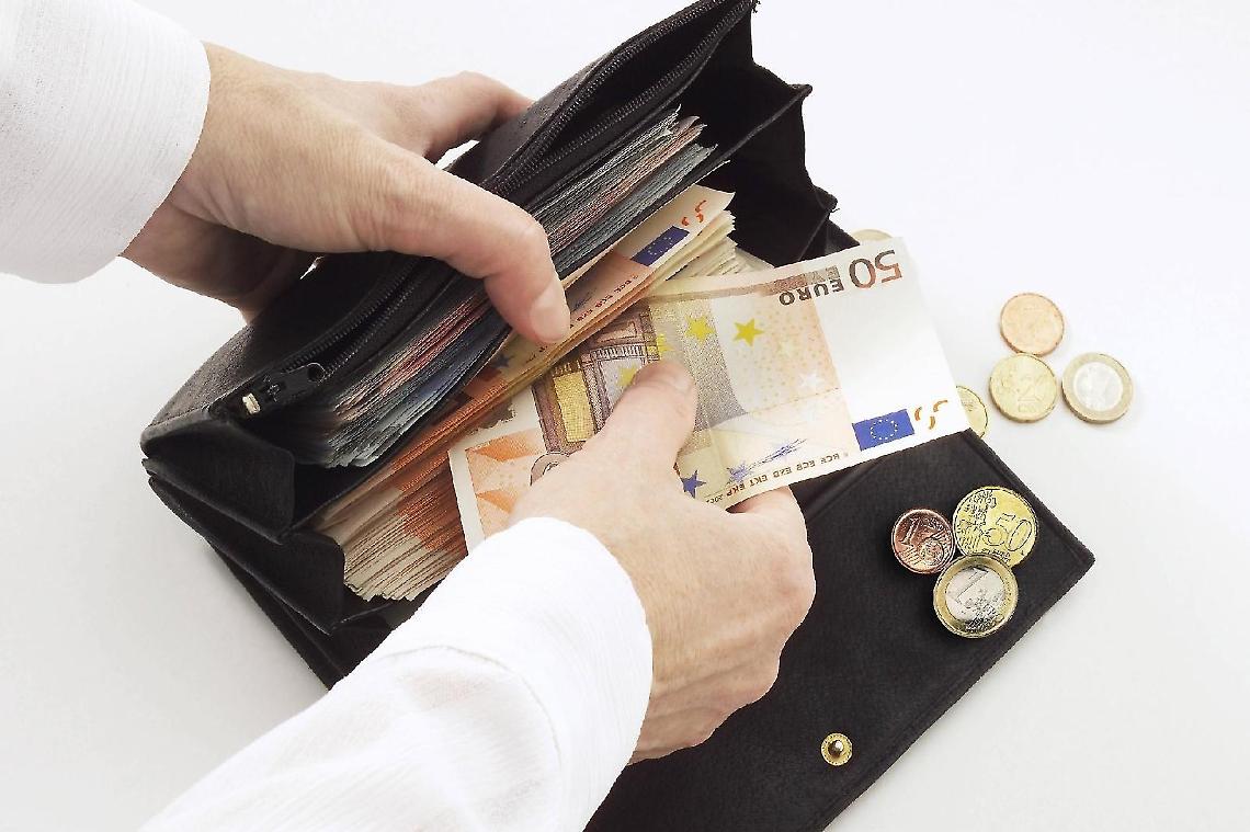 Onestà sotto l'albero: trova tremila euro e li restituisce