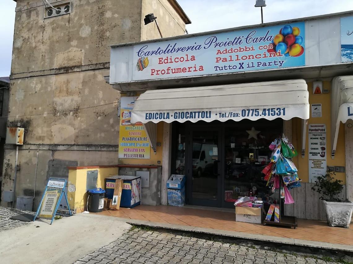 Coltello in mano rapina una cartolibreria: minuti di terrore per la titolare