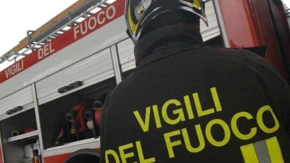 Abitazione avvolta dalle fiamme: muore giovane disabile, era solo in casa