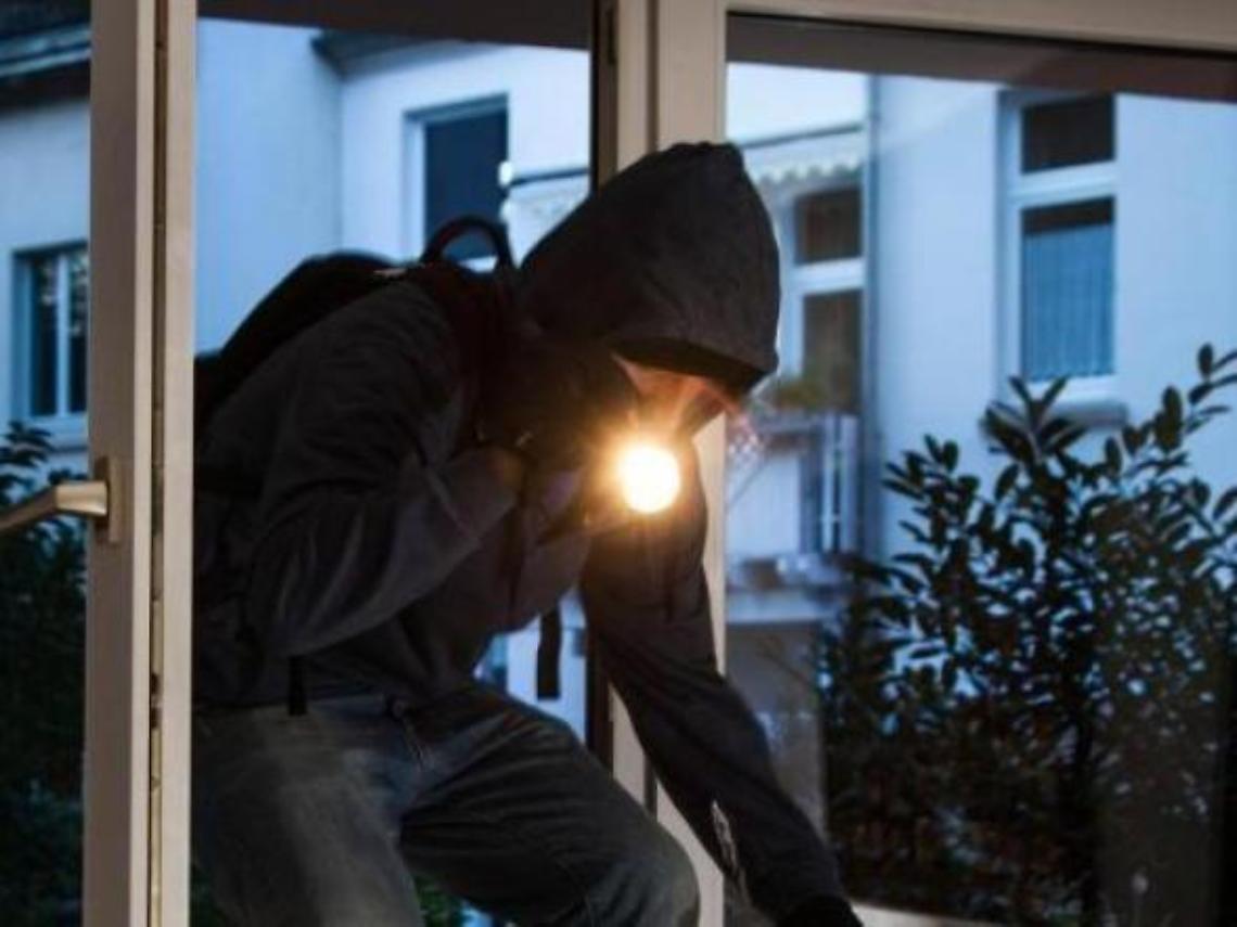 Ladri in azione ma in casa c'è la proprietaria: momenti di terrore per la donna