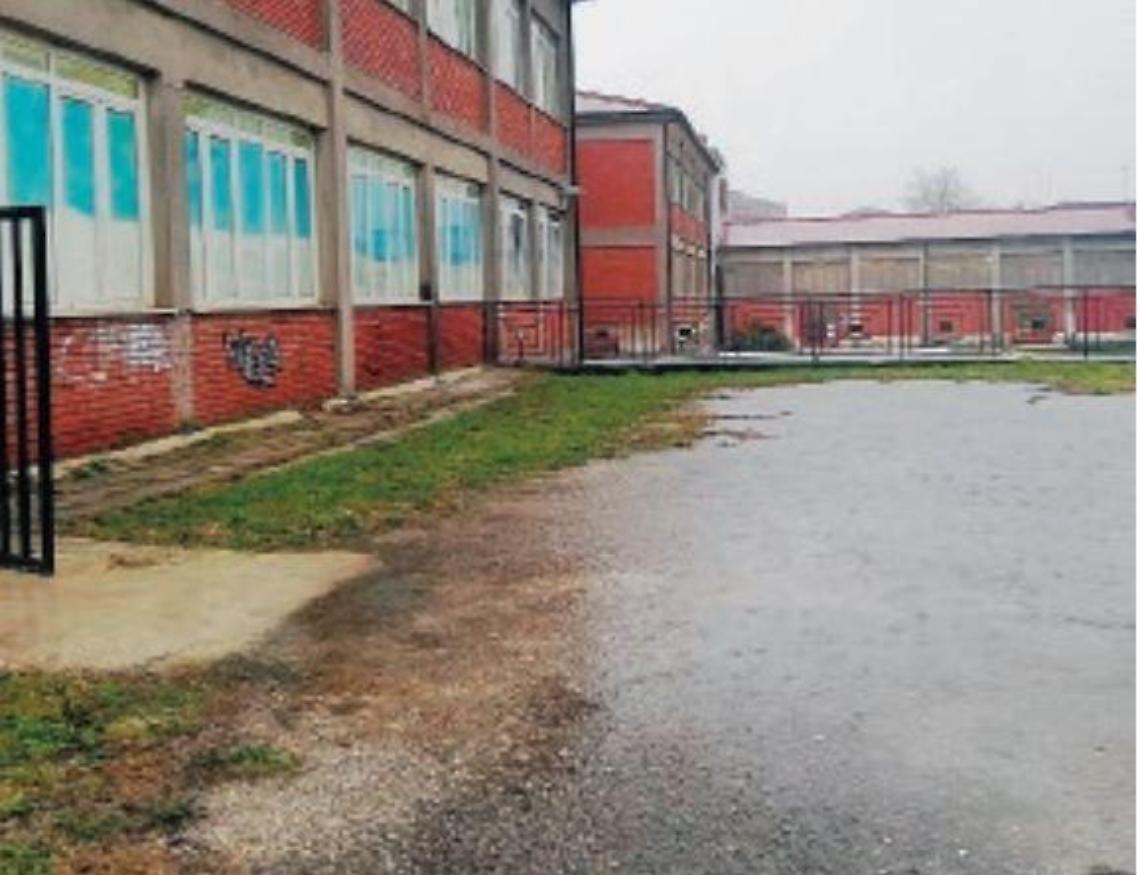 Piazzale dell'asilo allagato: arriva la protesta delle mamme