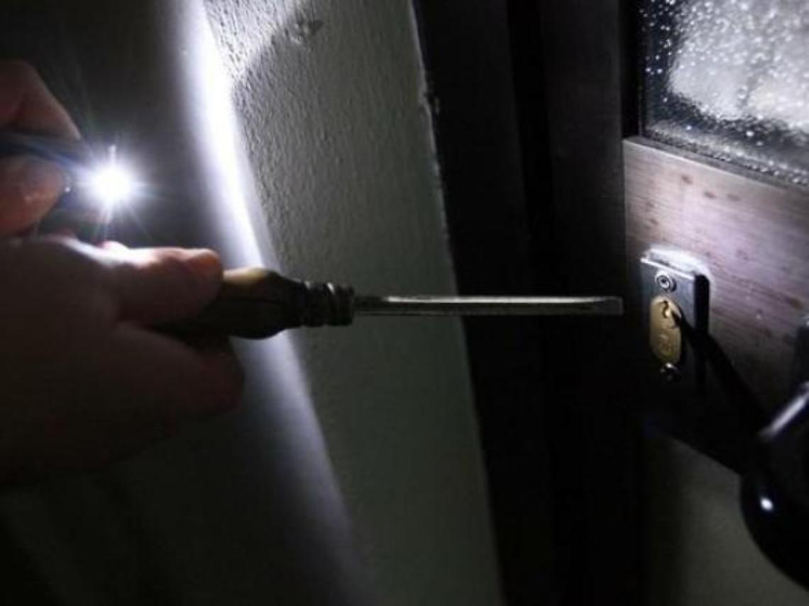 Ladri in un tabacchi, maxi furto di sigarette: ingente il bottino