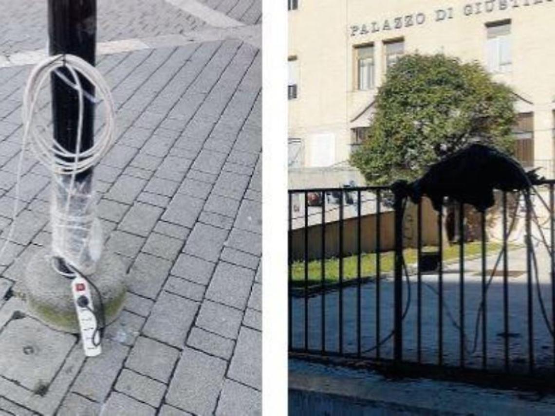 In piazza slalom tra cavi scoperti: pericoli per pedoni e bambini