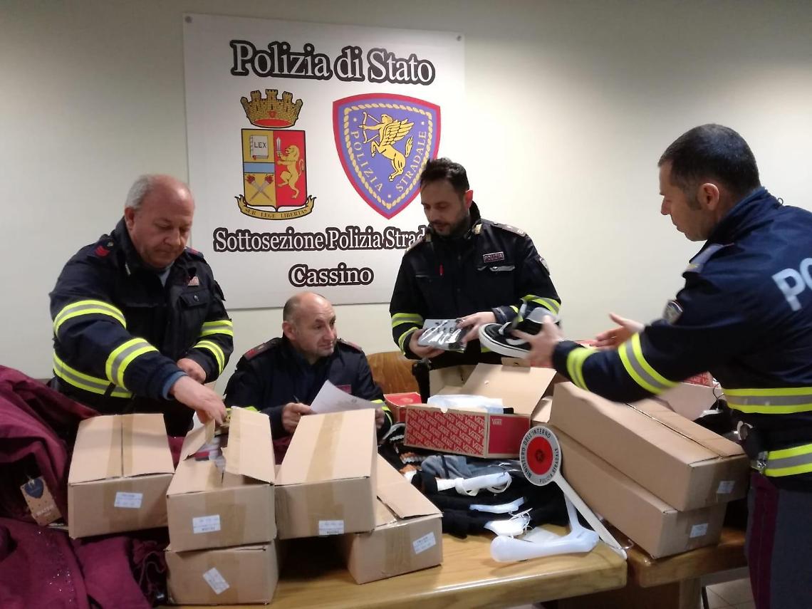 Una boutique in auto: coppia denunciata. Sequestrati abiti per migliaia di euro
