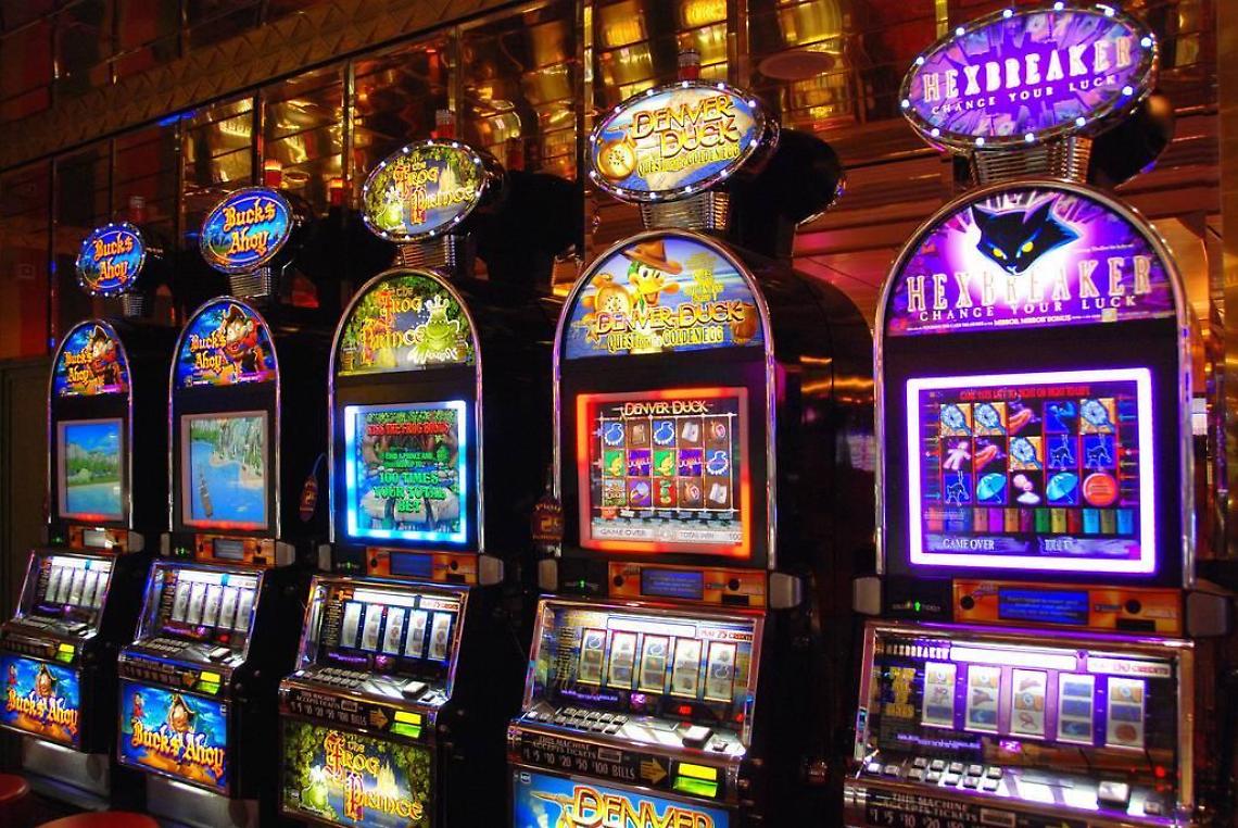 Dilapida tutto alle slot, poi si trasforma in ladro e ruba in un bar: arrestato