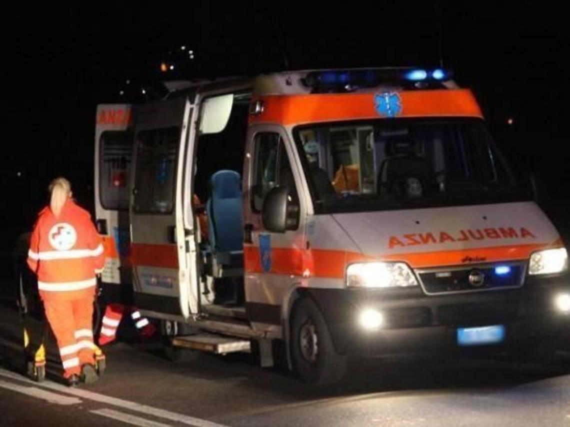 Travolto e ucciso da un'auto nella notte: caccia al pirata della strada