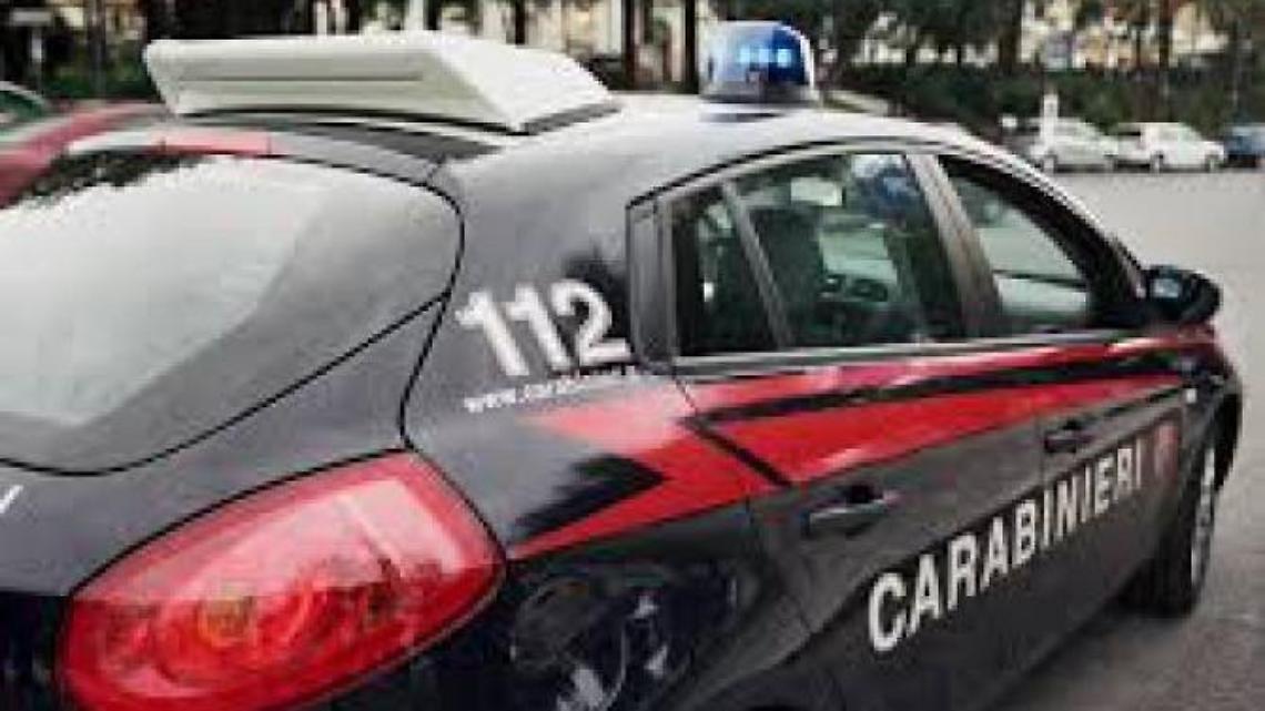 In auto con la droga e senza patente: quarantenne in manette