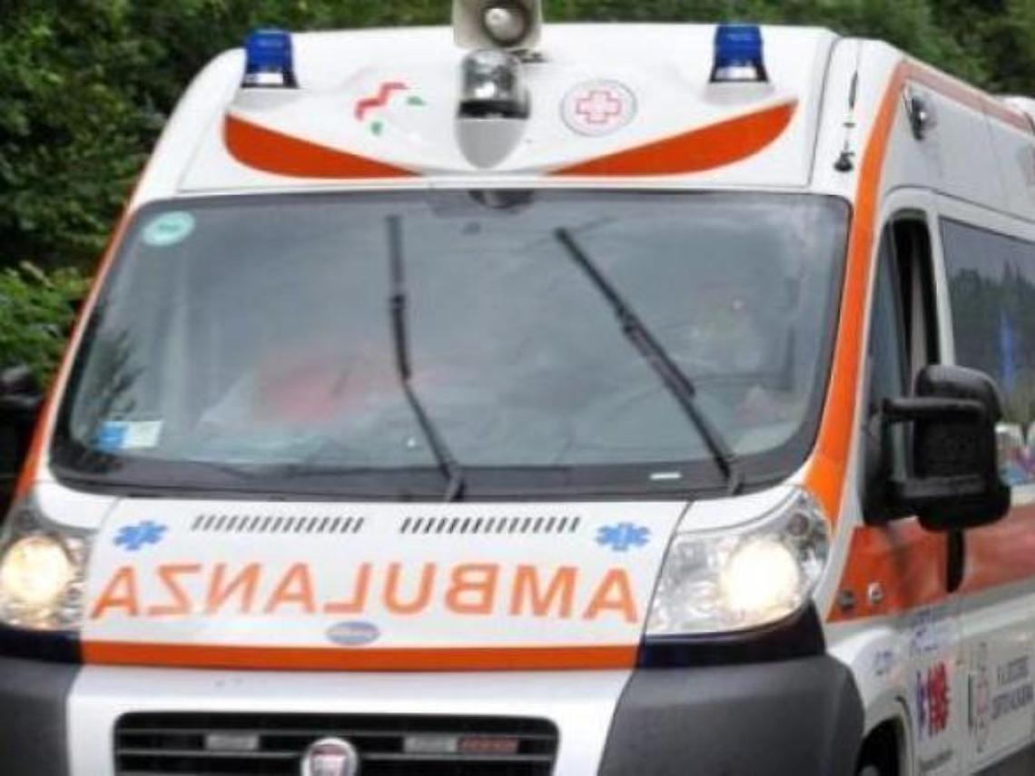 Inseguito dalla polizia cade e sbatte la testa: ladro muore sul colpo