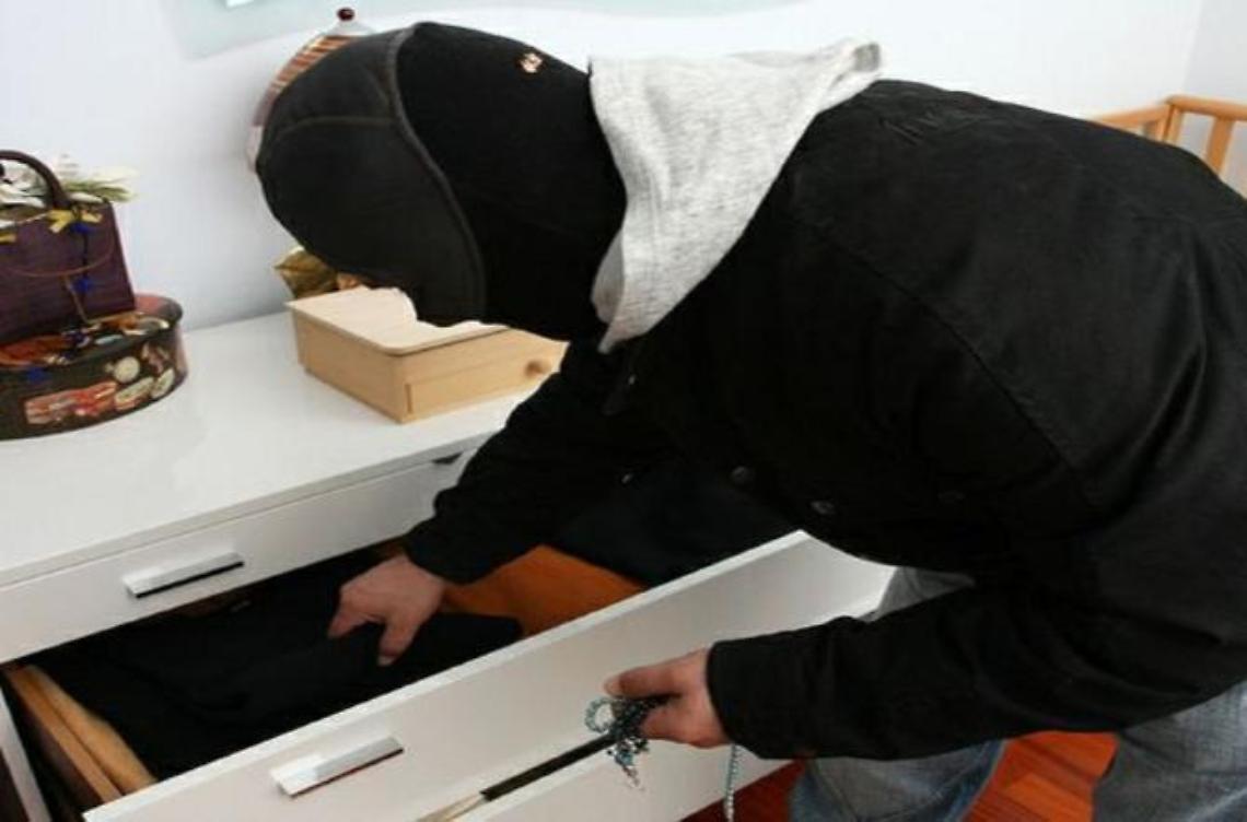 Doppio furto in villa: i ladri colpiscono in pieno giorno