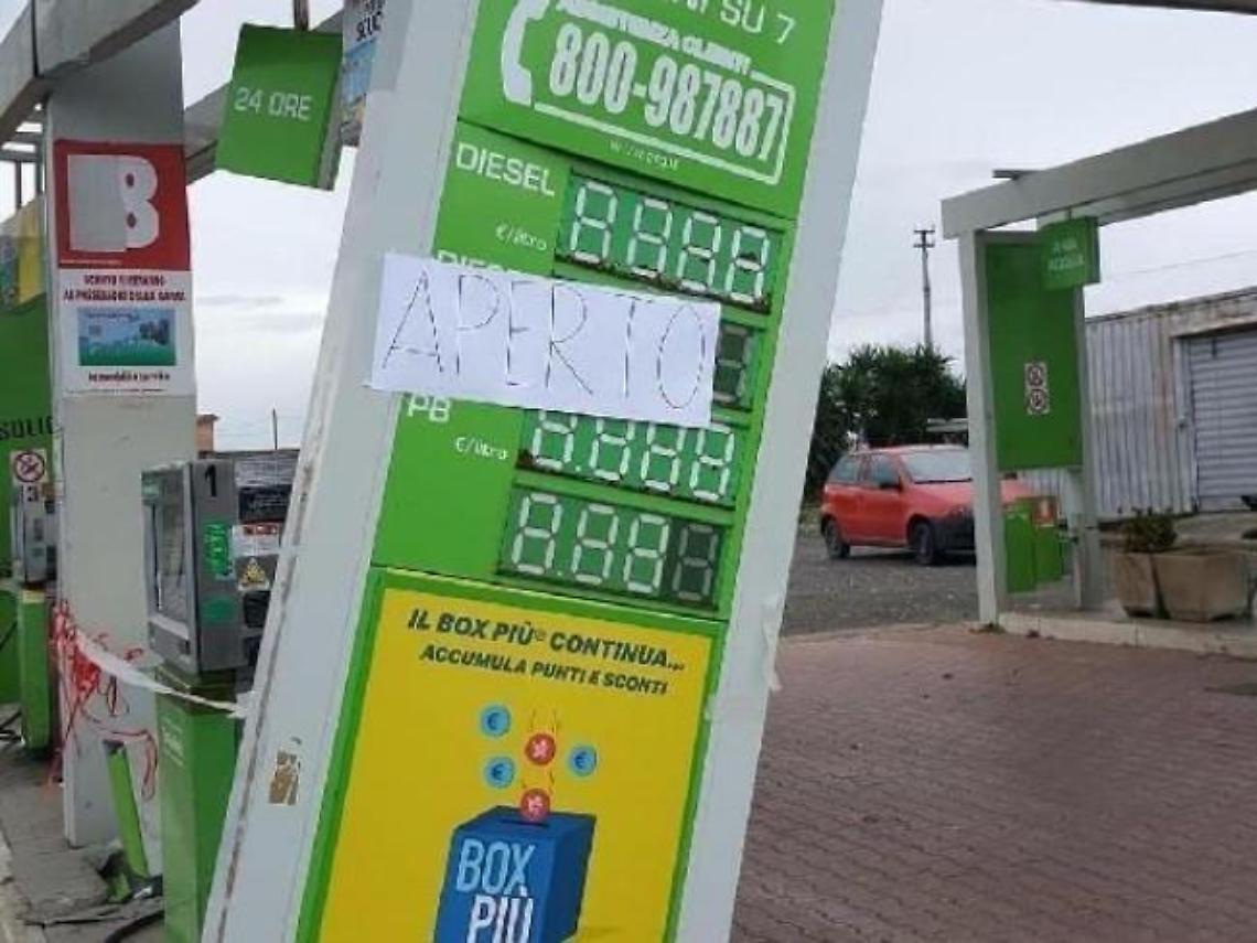 Benzinaio in ginocchio per i continui furti: il "web" si mobilita per aiutarlo