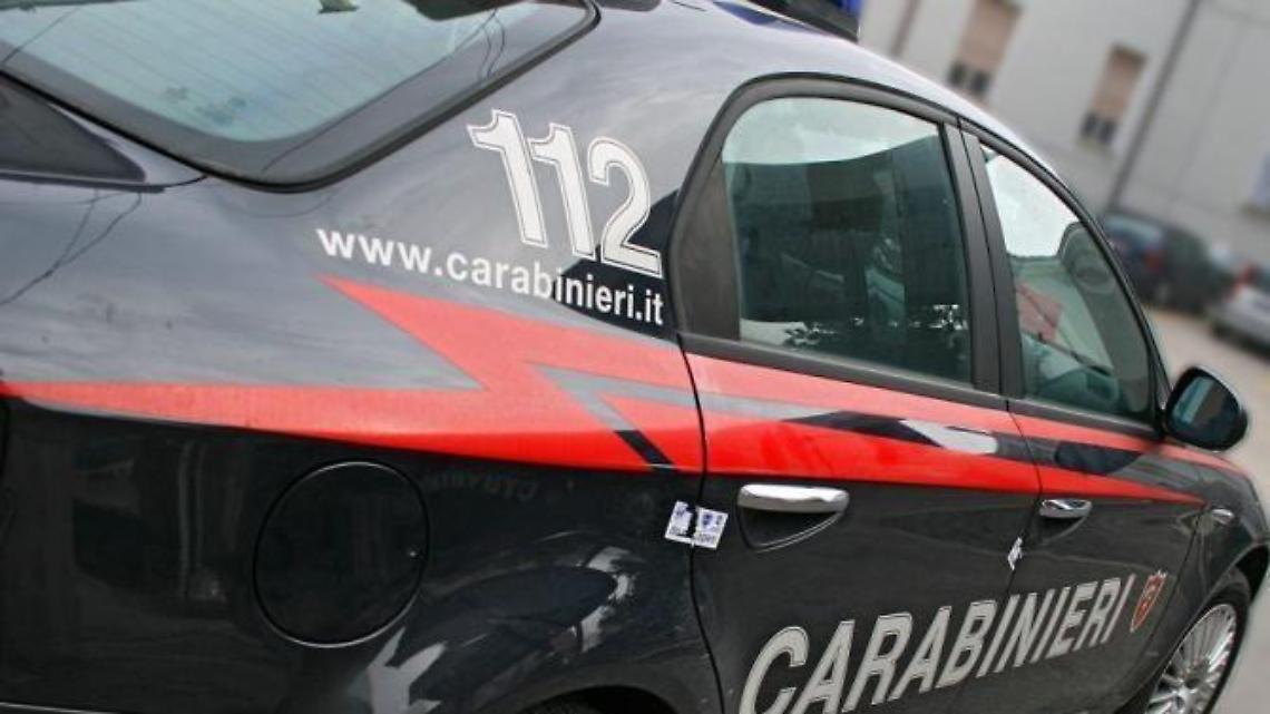 Furto in centro: titolare esce dal negozio, ladro le ripulisce il portafogli