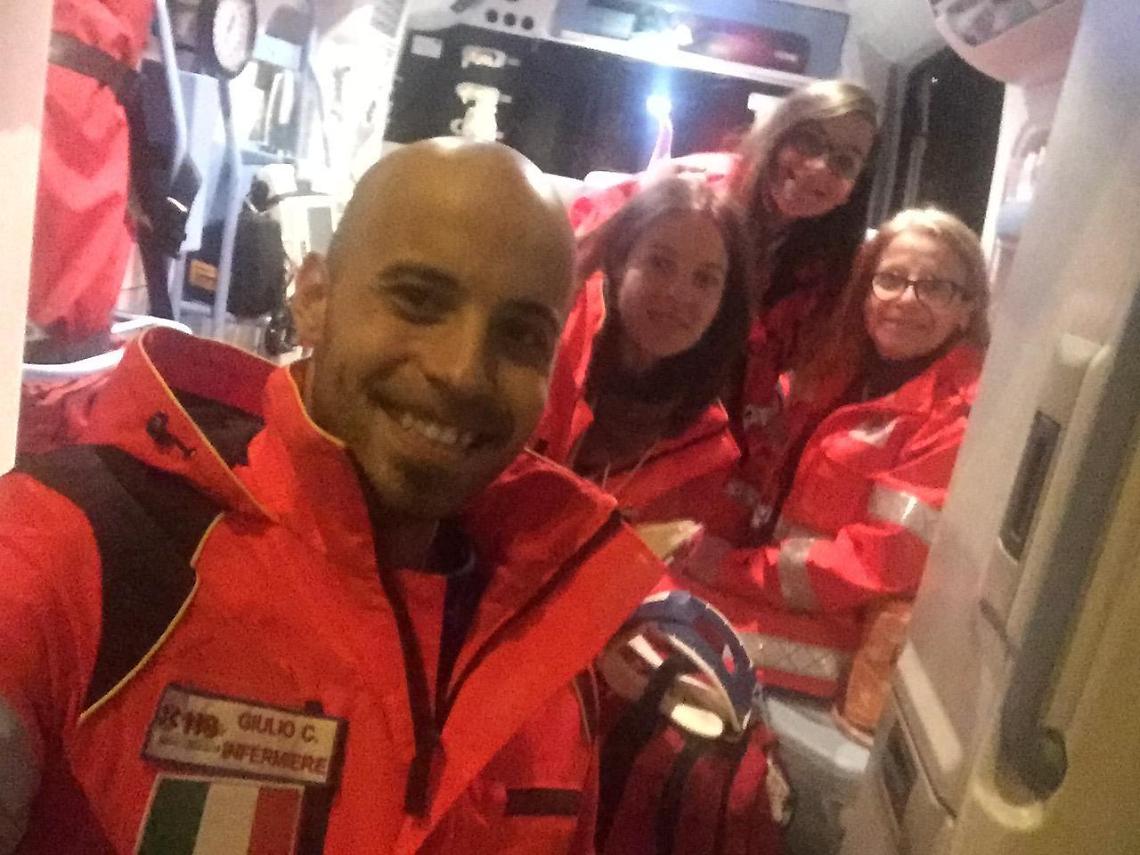 Partorisce nel salone di casa: dolce fiocco rosa su un asciugamano