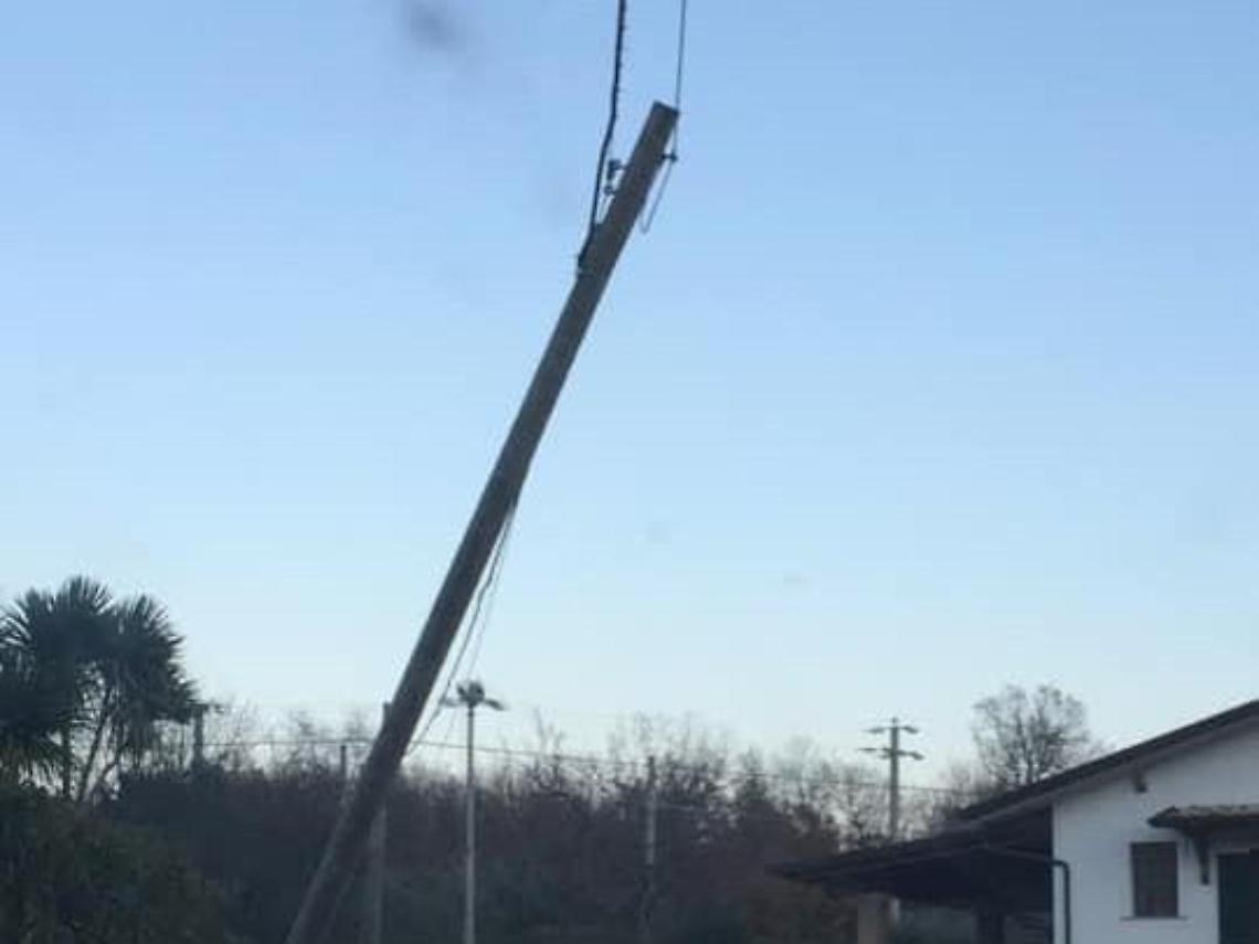 Palo della linea telefonica a rischio caduta: i cittadini protestano