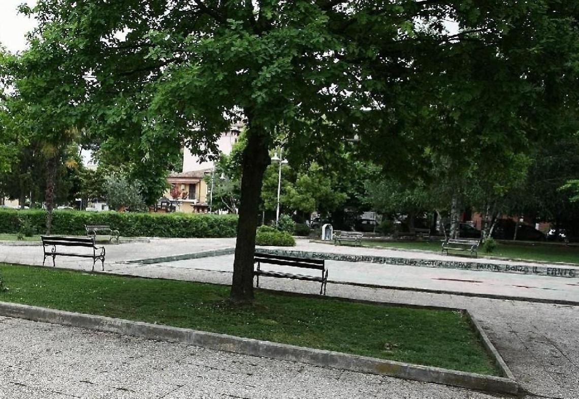 Schiamazzi e disordini ai giardinetti della stazione: migranti provocano il caos