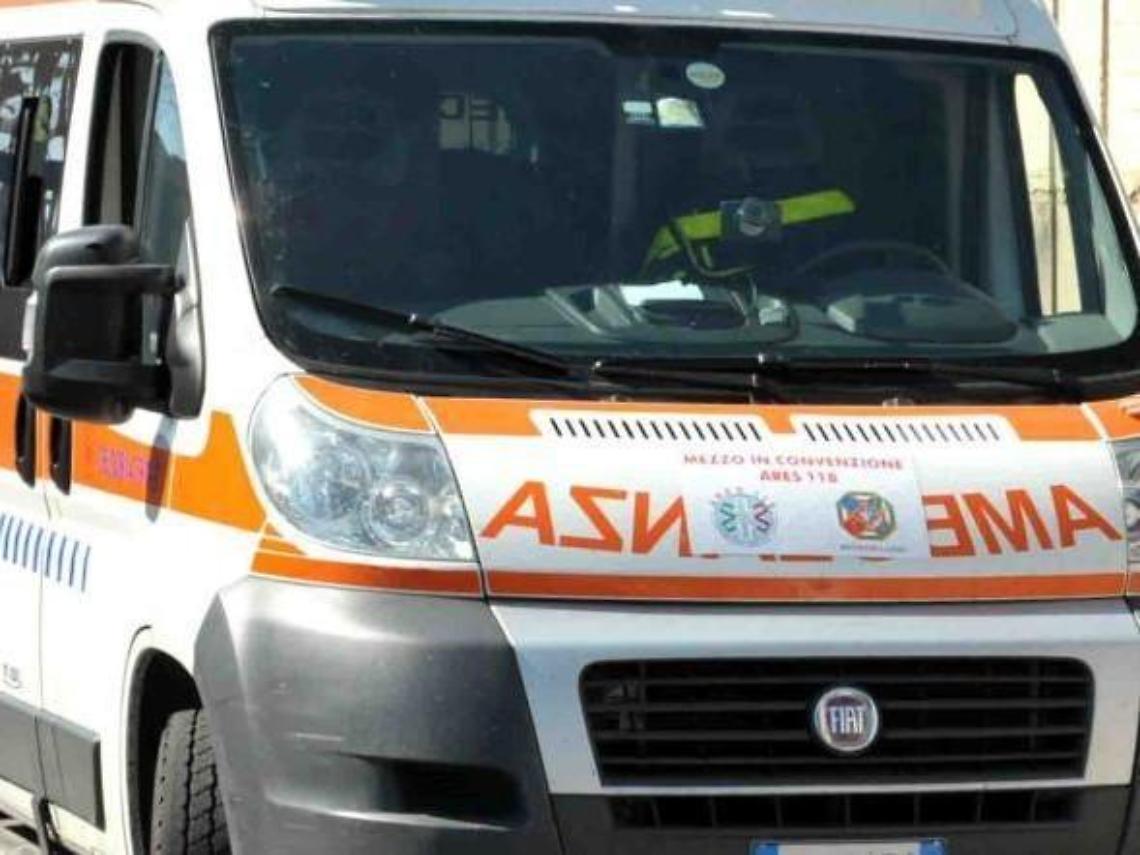 Getta a terra la figlia di soli tre giorni e la uccide, poi tenta il suicidio