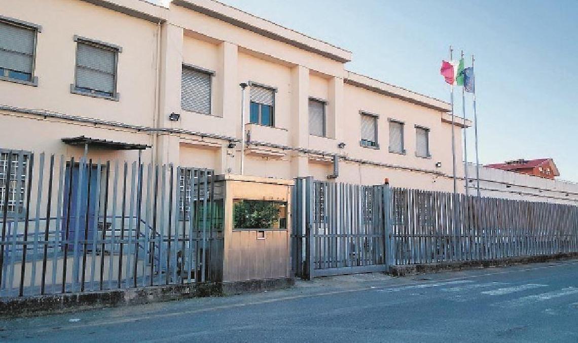 Adesca una donna sui social, ma in albergo lei lo vede e fugge. Lui la ricatta
