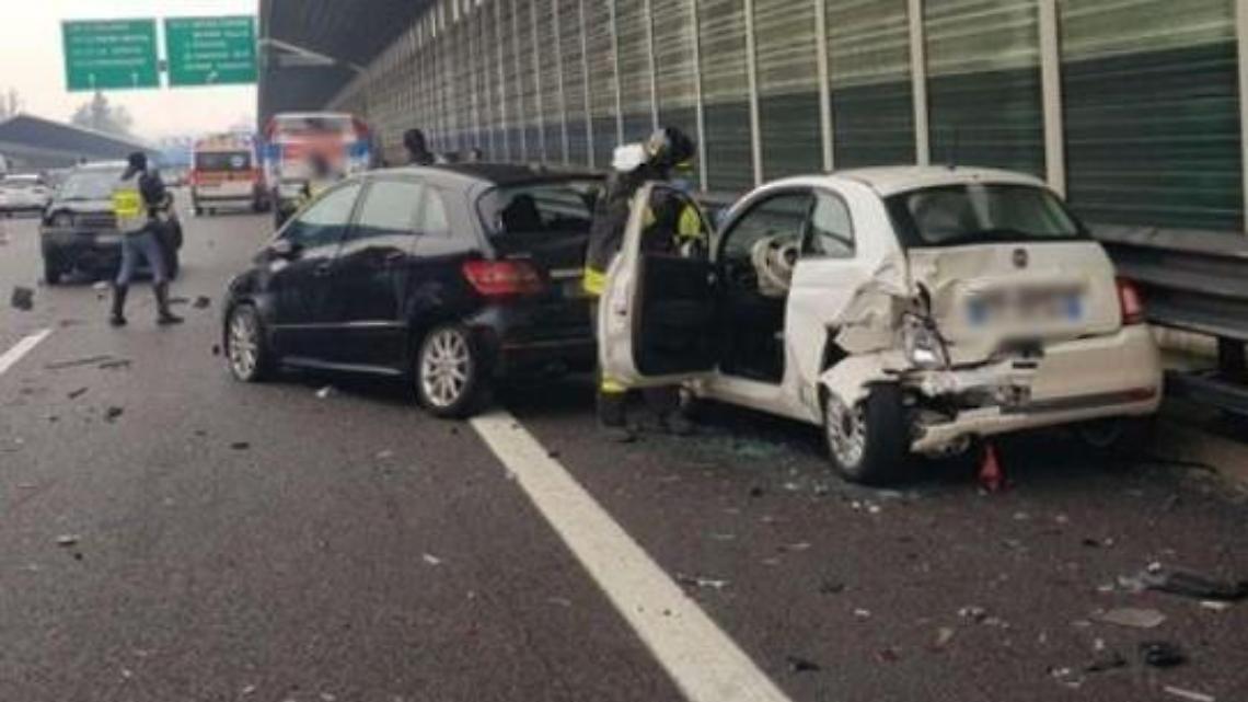 Incidente in autostrada, scontro tra più veicoli: nove le persone rimaste ferite