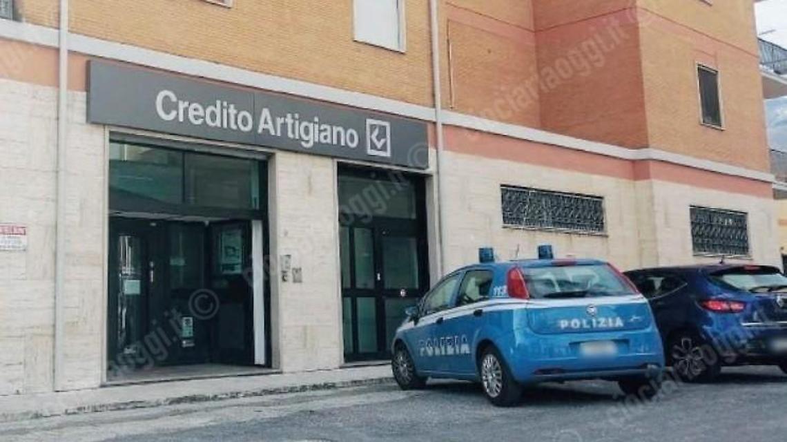 Rapinatori in banca, banda del taglierino in azione: cassiera li mette in fuga