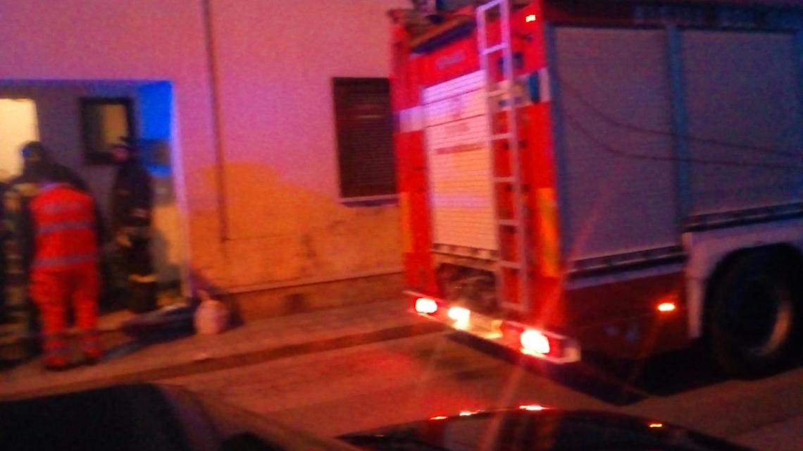 Petardo esplode davanti l'uscio di una casa: paura per una "nonnina"