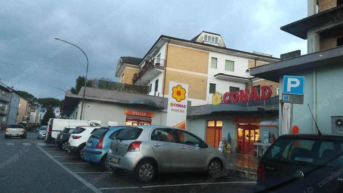 Furto lampo al Conad: in azione la "banda degli incappucciati"