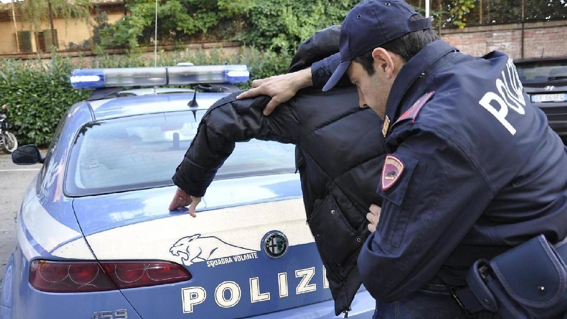 Ai domiciliari ma in compagnia di pregiudicati: romeno finisce in carcere