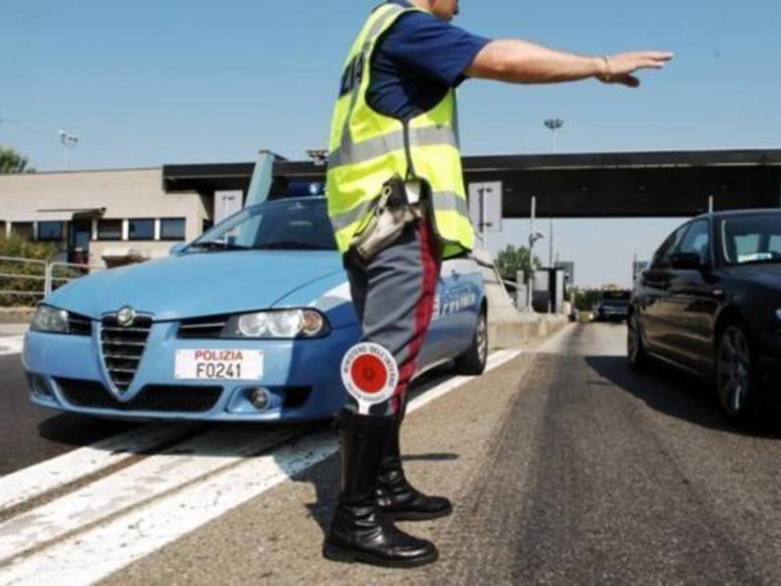 Condannata e ricercata: rom scovata in autostrada. Era in auto con due bambini