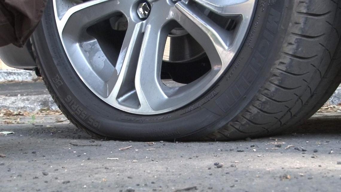 Atto vandalico al bivio: danneggiate le gomme a un'auto in sosta