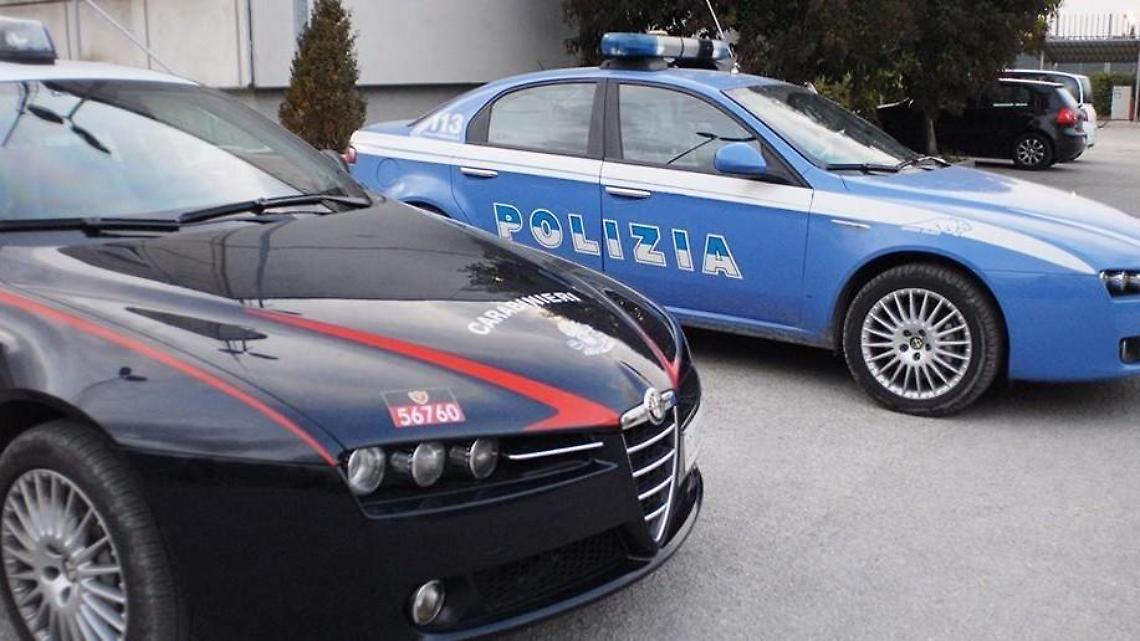 Aggredisce i clienti di un bar, poi le forze dell'ordine