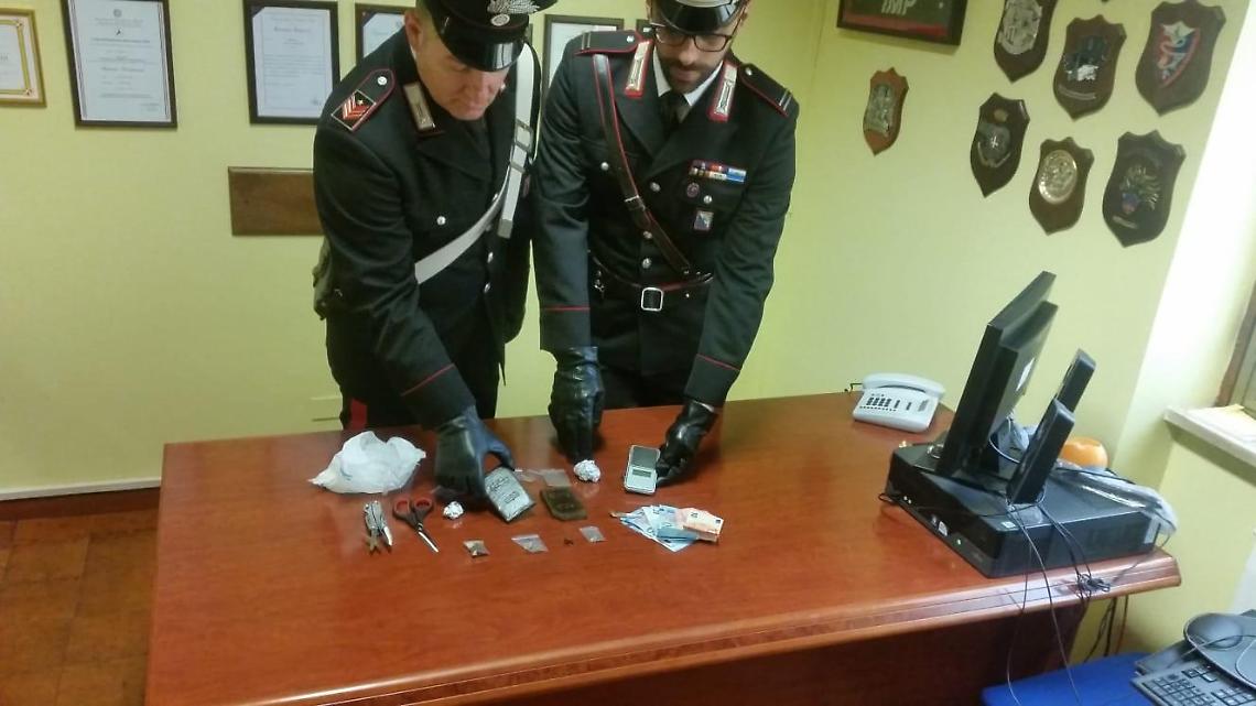Con la droga in tasca: baby pusher in manette. E a casa altro "fumo"