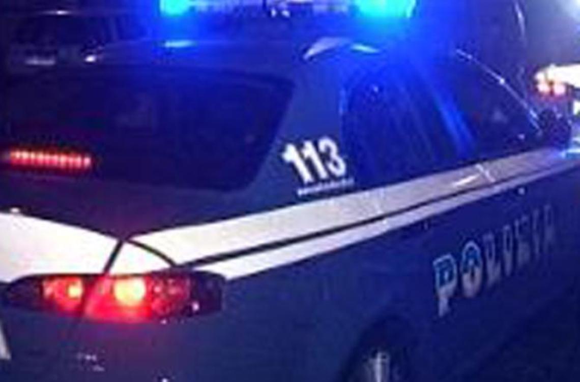 Sperona l'auto della polizia e fugge: raggiunto e arrestato giovane rumeno
