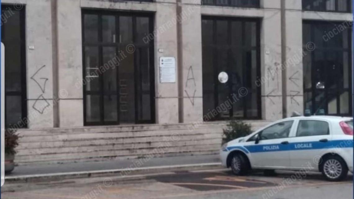Cassino, imbrattata la sede del Comune: "game over" scritto sulla facciata