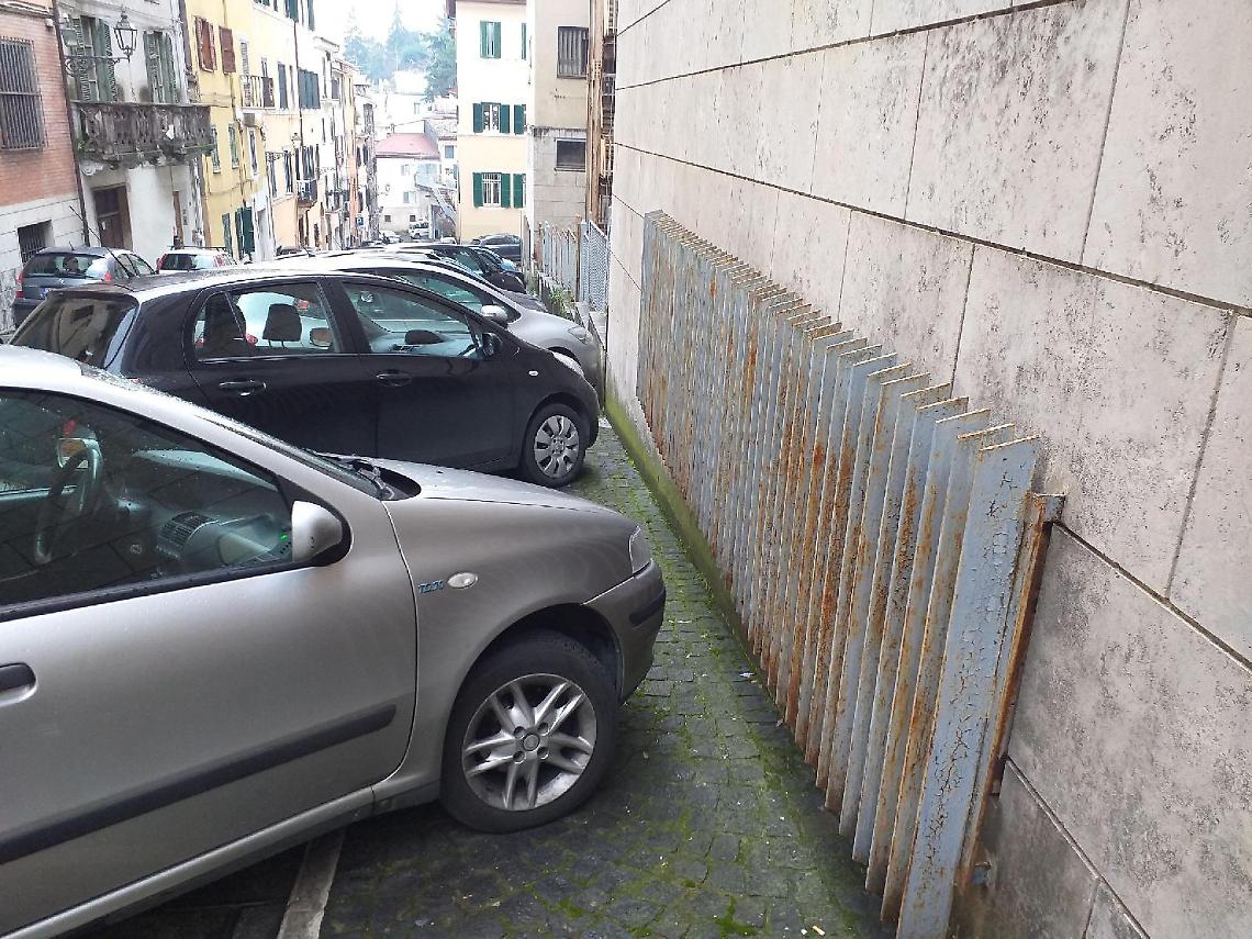 Via Cavour invasa dalle automobili
