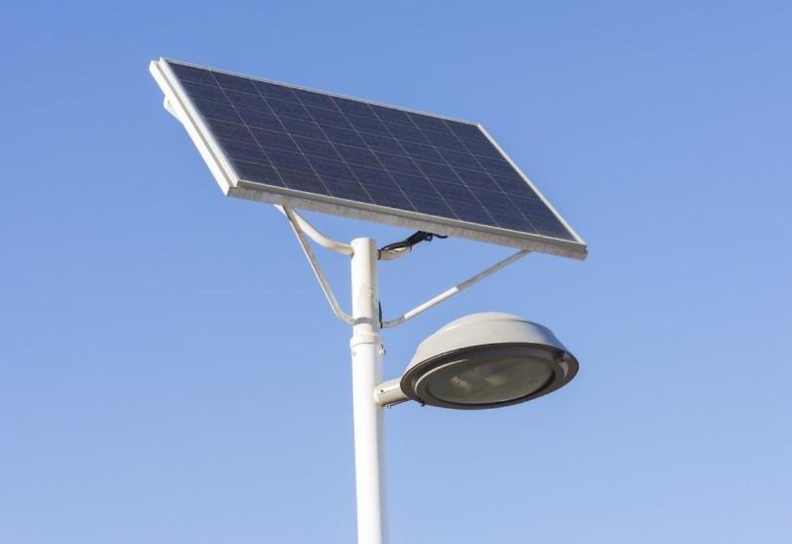 Sicurezza stradale: installati lampioni a energia solare all'incrocio