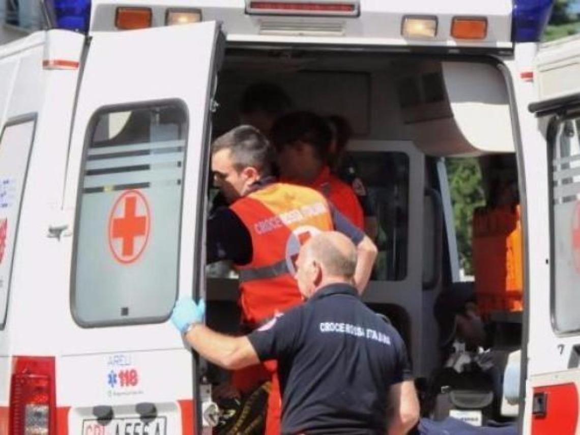 Si lancia dal terrazzo della sua abitazione: muore una donna