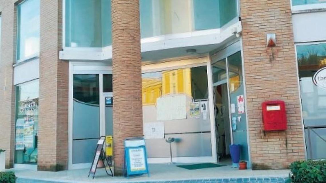 Ladri alla tabaccheria Corsetti, la banda dell'Audi bianca colpisce ancora