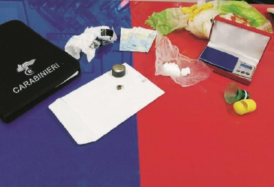 Spaccio, un minimarket della droga nell'auto: giovane in manette