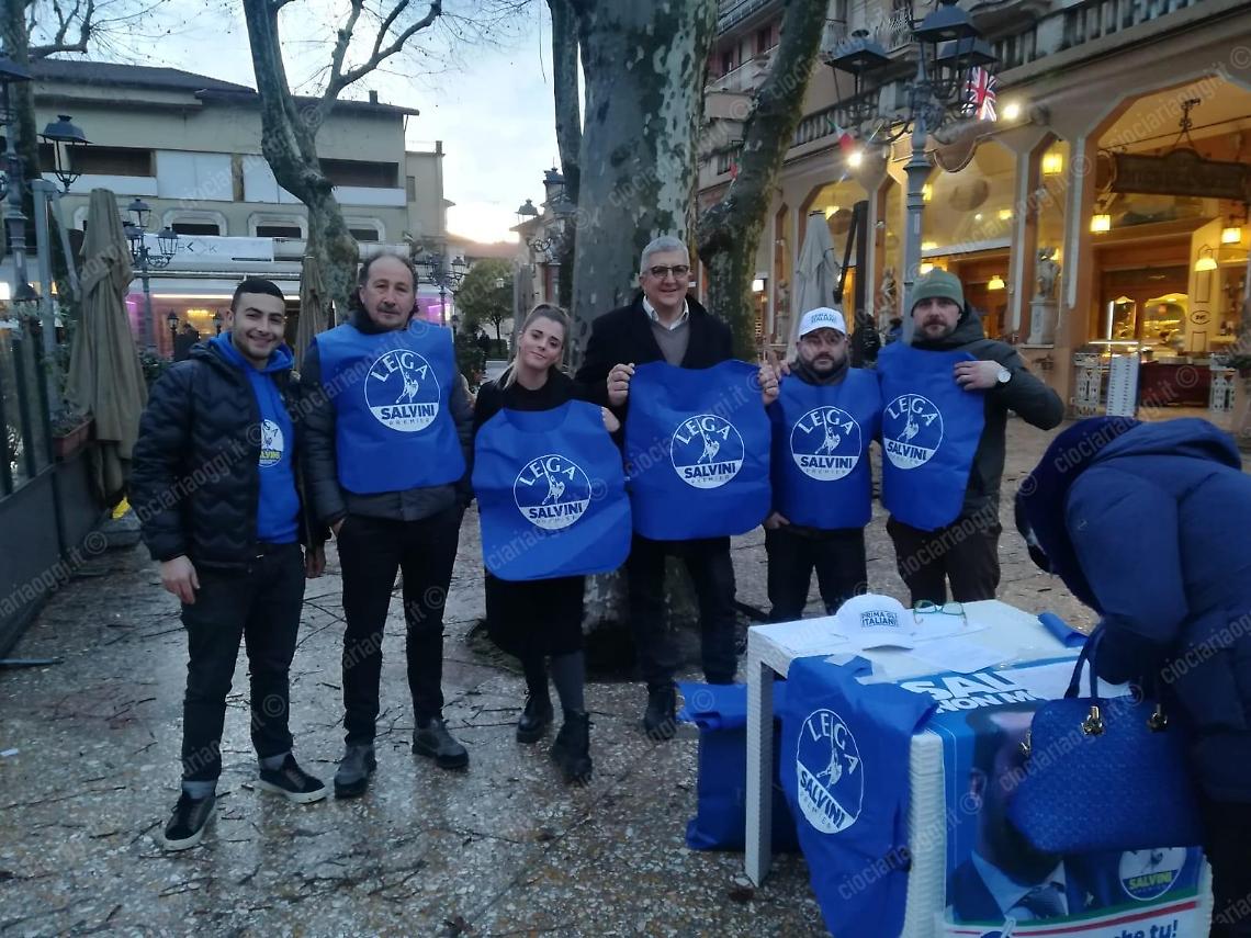 Gazebo per sostenere il ministro Salvini: raccolte centinaia di firme