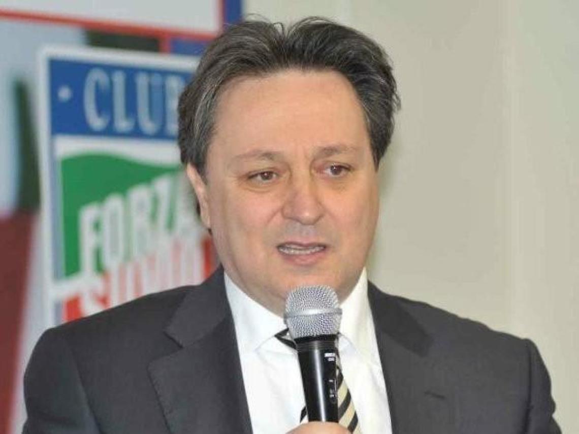 La ruspa di Fazzone: "Forza Italia, o si cambia o si muore"