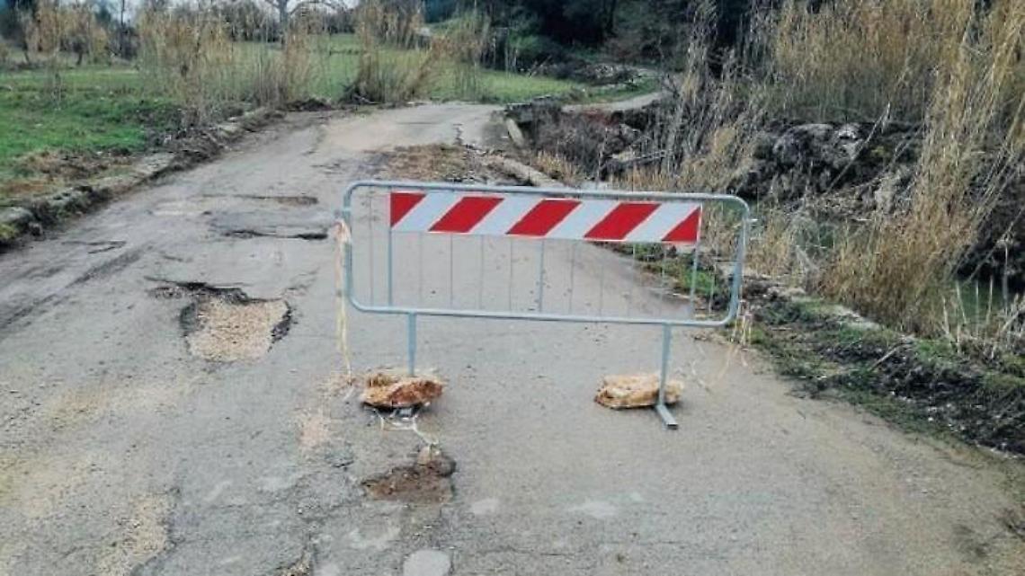 Strada pericolosa e impercorribile: i cittadini chiedono interventi immediati