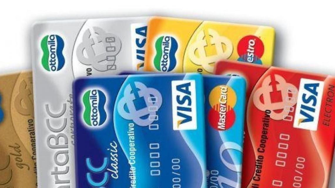 Si fingono benzinai con una carta di pagamento rubata: denunciati
